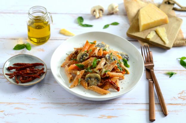 12. Penne di lenticchie rosse con pera, noci, spinaci