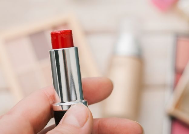 un metodo per far durare più a lungo il rossetto