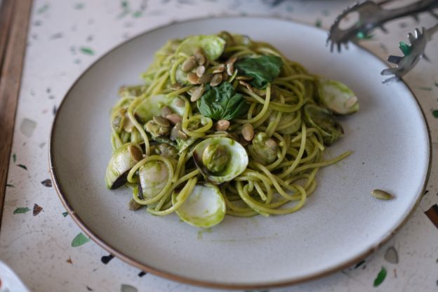 Spaghetti alle vongole con crema di broccoli