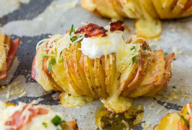 Patate hasselback ripiene di formaggio