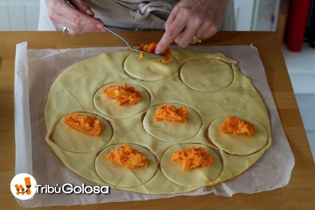 Riempite la pasta con il ripieno