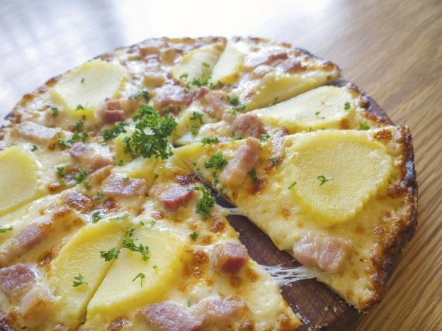 Pizza tipo tartiflette francese