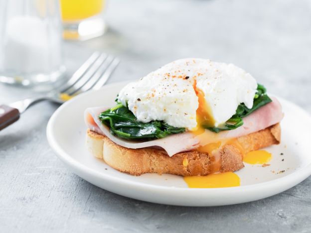 Toast uovo, spinaci e prosciutto