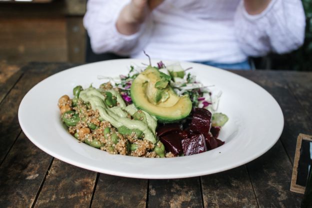 Insalata di quinoa e barbabietola