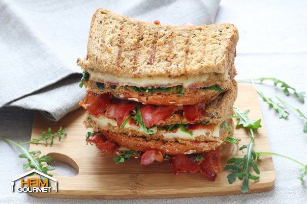 Toast al bacon, formaggio e rucola