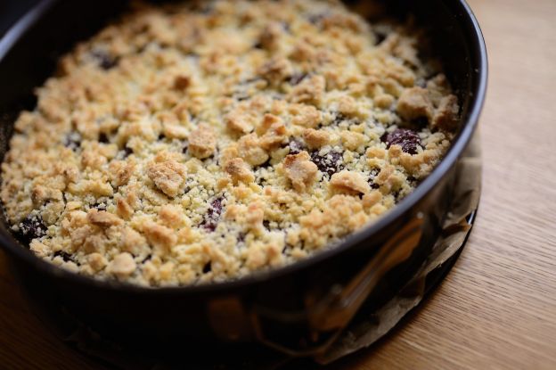 Torta sbriciolata con formaggio e amarene