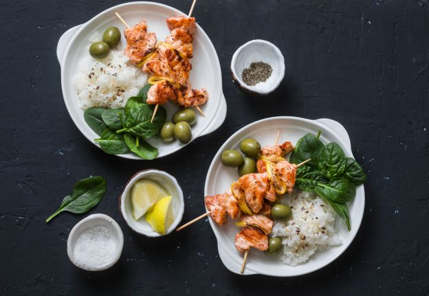 Spiedini di salmone con riso basmati e foglie di spinaci