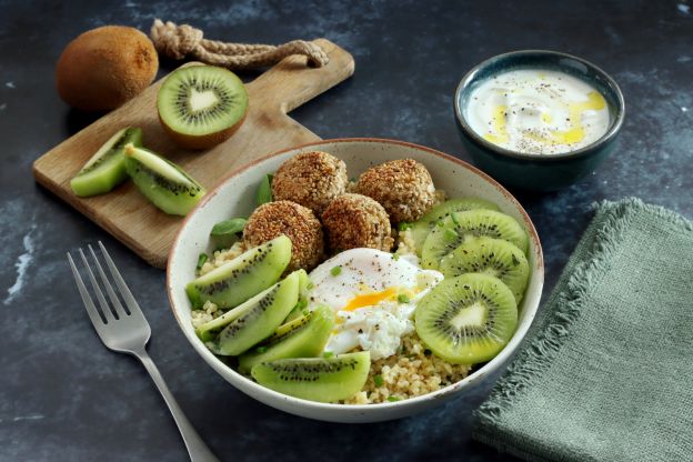 Lunch bowl con kiwi, uova e polpette di tofu