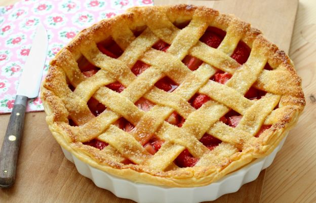 Crostata di fragole intrecciata