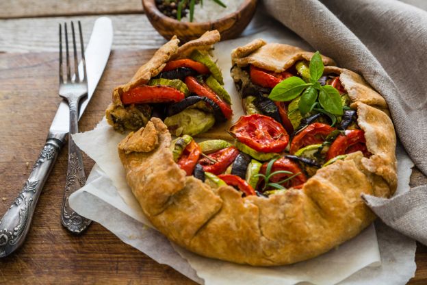 Torta salata con melanzane e pomodorini