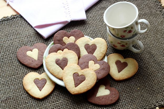 Biscotti bicolore a forma di cuore