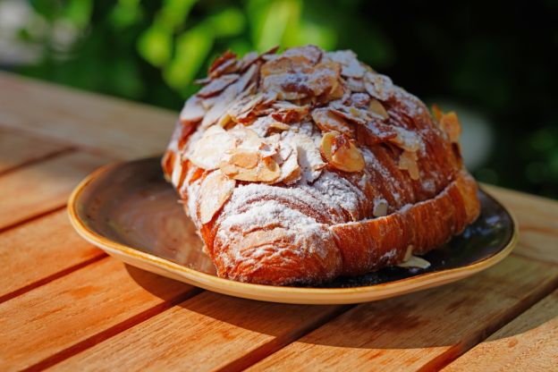 Croissant alle mandorle con ripieno di frangipane