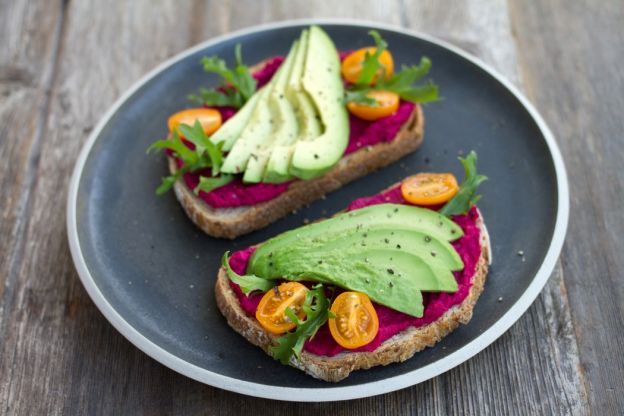 Toast di barbabietola e avocado