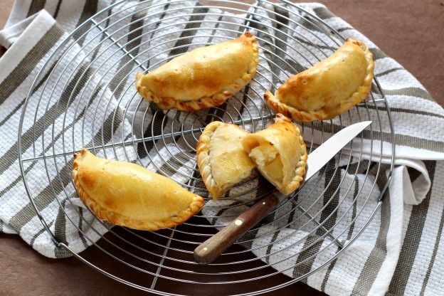 Fagottini dolci alle mele e al formaggio filante