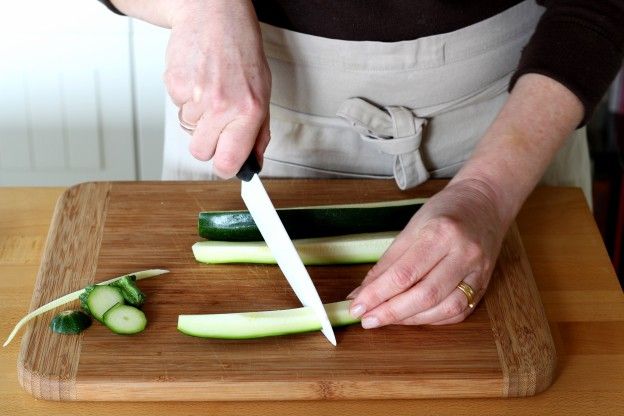 Formare le patatine di zucchine