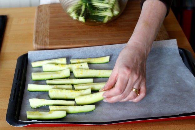 Disporre le zucchine sulla placca del forno