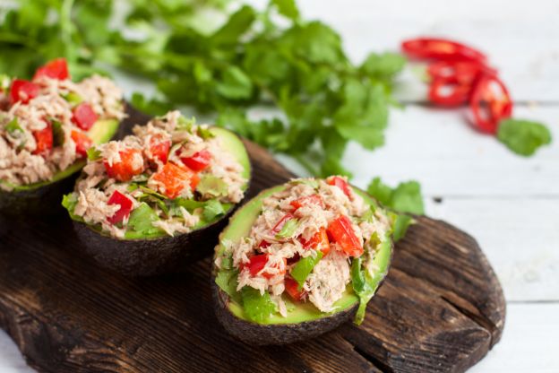 Avocado ripieni al tonno e peperoni