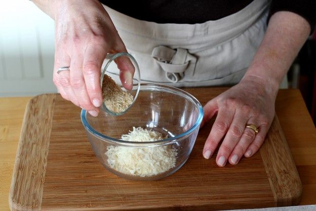 Preparare il parmigiano e il pangrattato