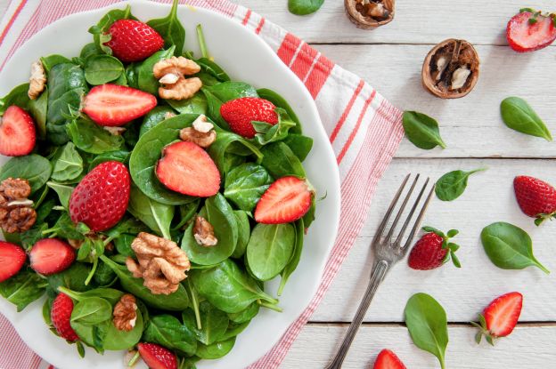 Insalatona feta, fragole e noci