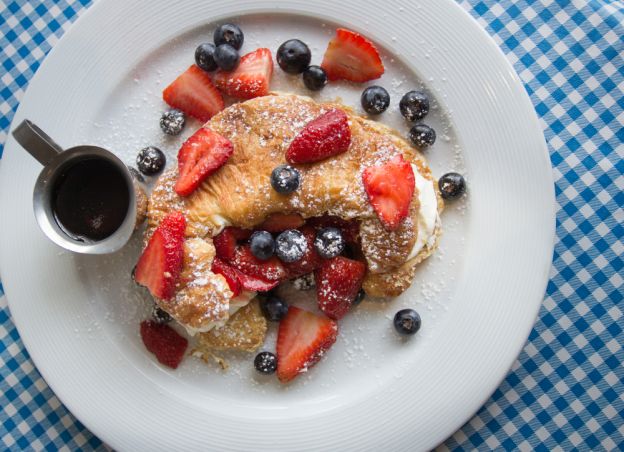 Toast alla francese ripieni di yogurt greco