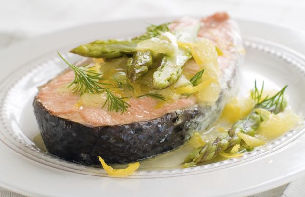 Trancio di salmone con salsa agli asparagi