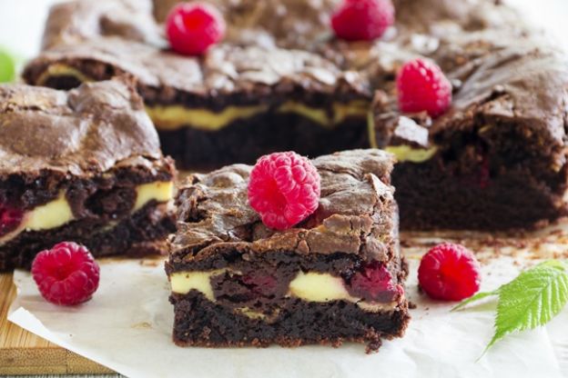 53. Torta al cioccolato con crema di banane e lamponi