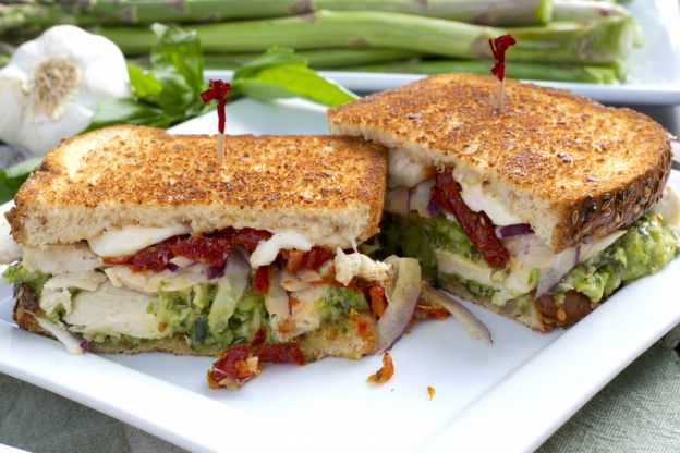 Panino con confettura di pomodoro, pollo e avocado