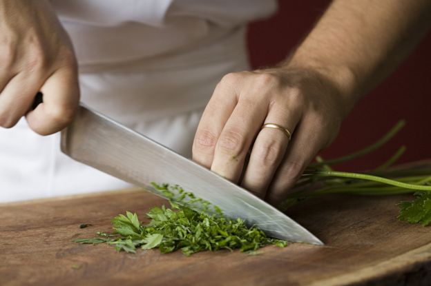 Tagliare le erbe aromatiche