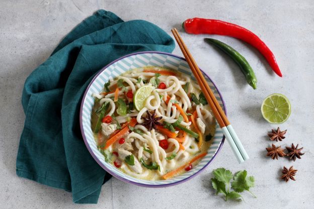 18. Zuppa Thaï al pollo, latte di cocco e udon