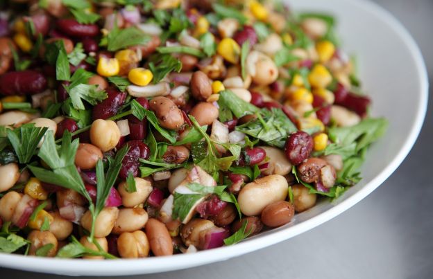 Insalata verde, arancia e fagioli borlotti