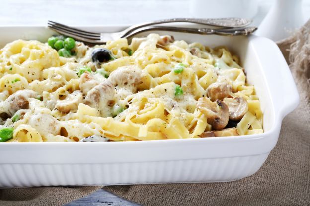 Tagliatelle con porcini, piselli e pancetta