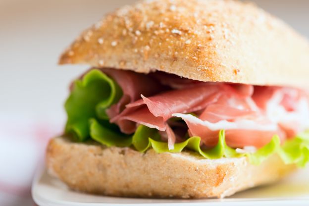 Panino formaggio, crudo e insalata