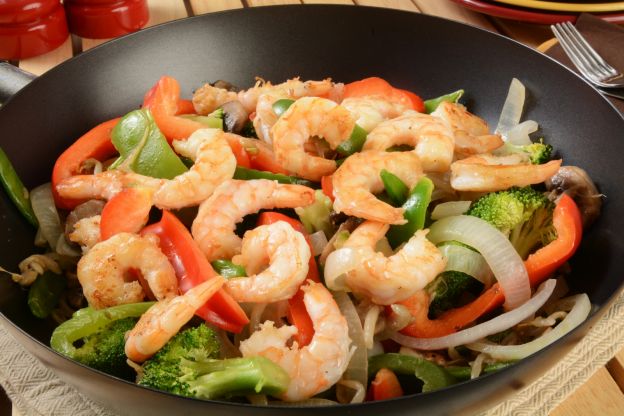 9. Wok di verdure croccanti e gamberi