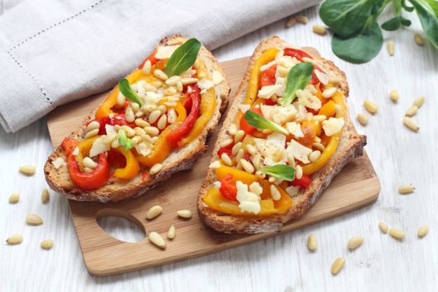 Toast di peperoni arrostiti con pinoli