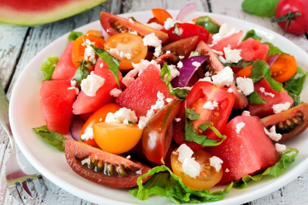 Insalata d'anguria con pomodori e feta