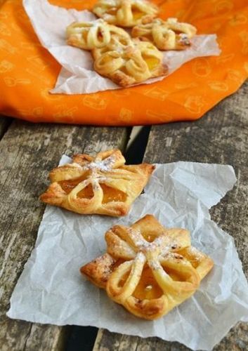 Fiori di pasta sfoglia alle pesche