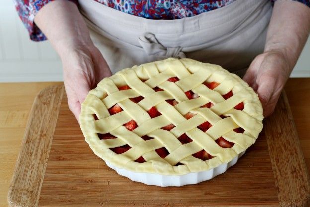 Crostata intrecciata alle fragole