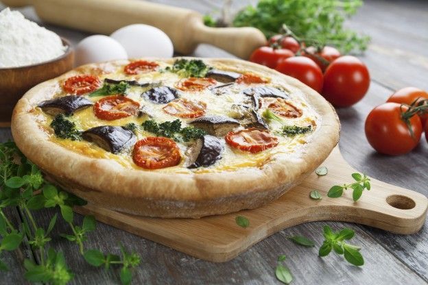 Torta salata con melanzane e pomodorini