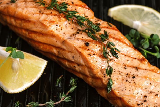 Filetti di salmone grigliati con erbette, limone e pepe rosa