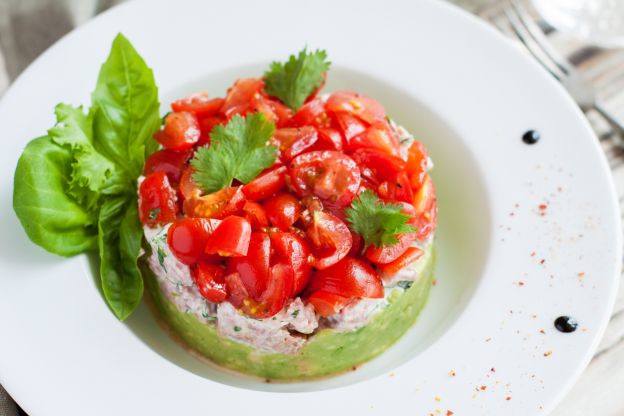 Tartare di tonno con avocado e pomodorini