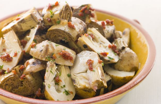 Carciofi trifolati con pomodorini secchi