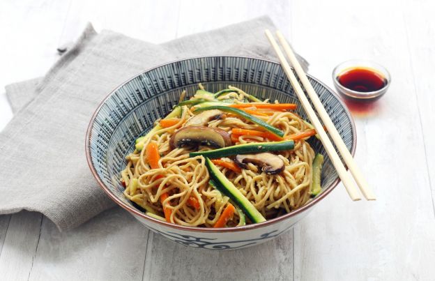 Noodles cinesi con carote, funghi e zucchine