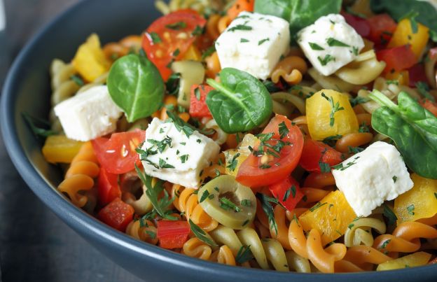 7. Fusilli con pomodirni, feta, peperoni, olive, cipolla e basilico