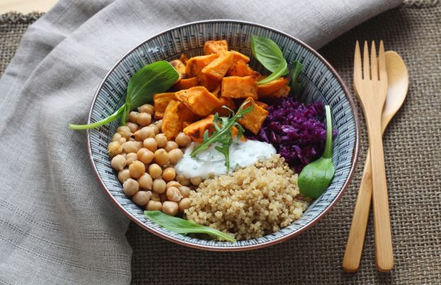 Buddha Bowl: boulgur, ceci, patata dolce, cavolo rosso e salsa di yogurt