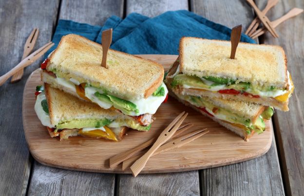 Toast mozzarella e avocado + peperoni