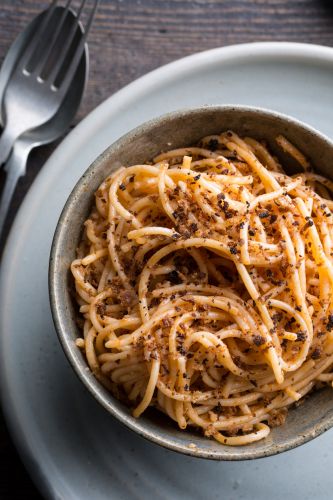 SPAGHETTI ACCIUGHE E PANGRATTATO