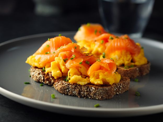 Bruschette d'uovo strapazzato e salmone affumicato