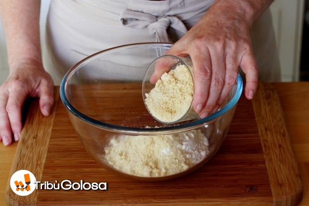 Preparate l'impasto per il crumble