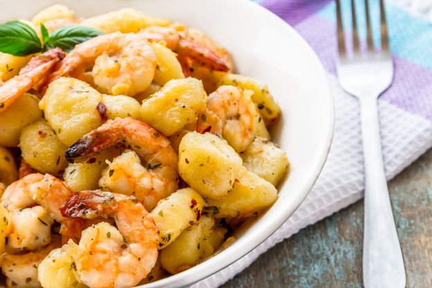 Gnocchi al pesto, gamberetti e pinoli