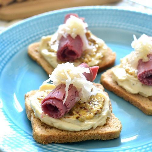 Tartine di carne salada e senape